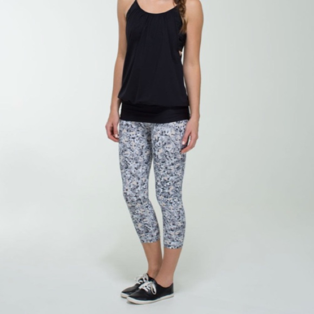 EUC lululemon athletica - Wunder Under Crop - Size 4